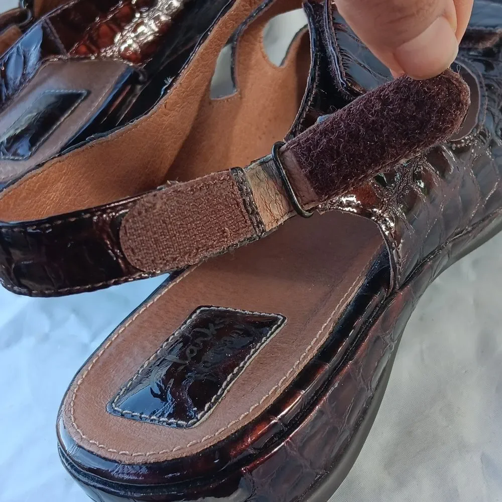 Clarks Artisan Brown Sandals Comfortable Flip-Flops Size 11XW